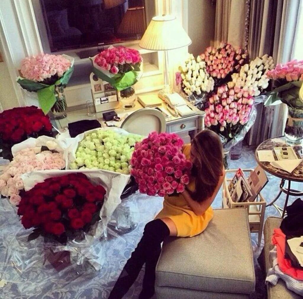 Много букетов в комнате. Много букетов. Шикарный подарок девушке. Много подарки цветы букеты. Много цветов подарок.