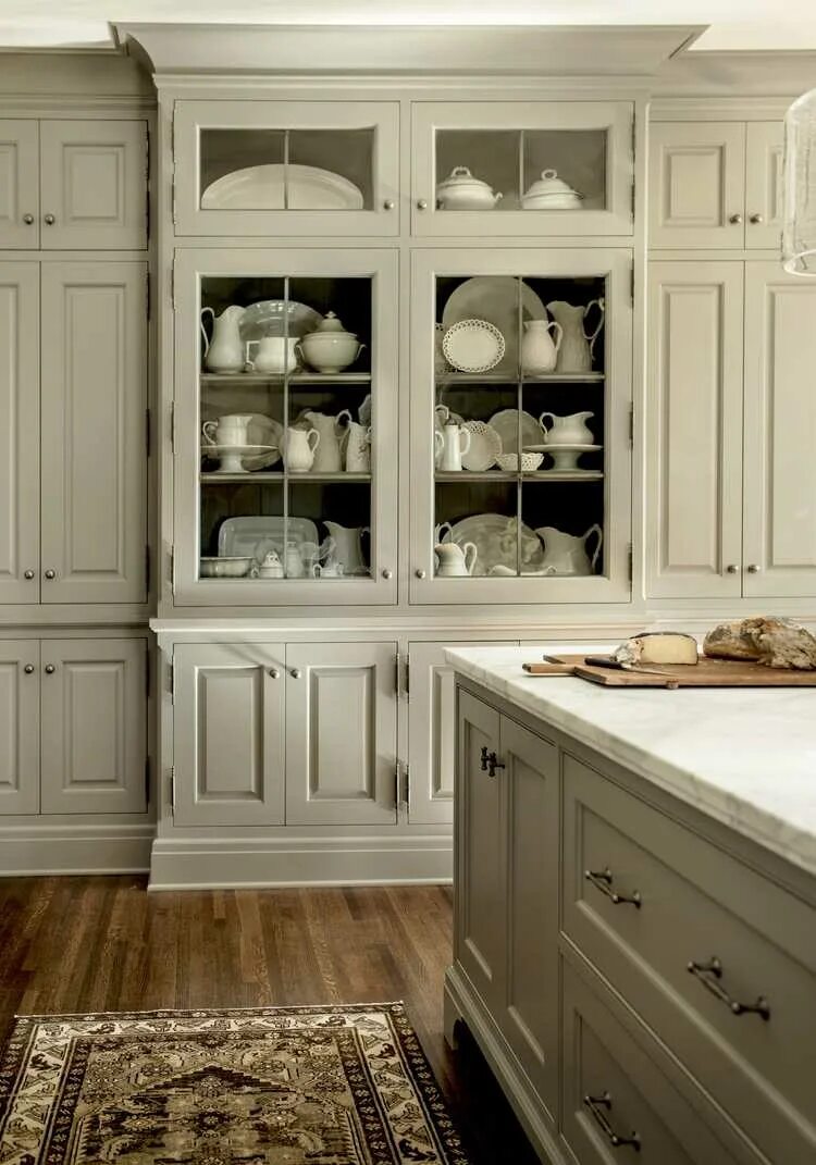 Шкаф для посуды какой. Кухонный шкаф. Буфет для кухни. Шкаф для посуды на кухню. Кухня классика.