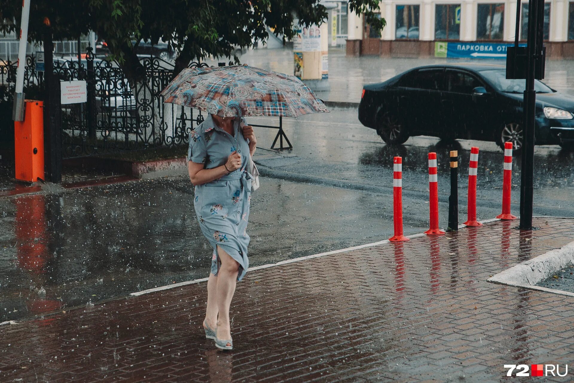 Сильный дождь. Люди на улице в дождь. Скоро будет идти дождь. Скоро будет идти дождь. Дождливый день.