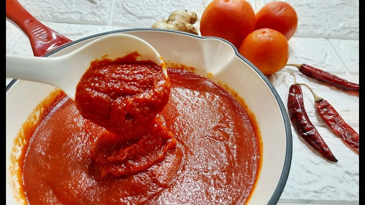 Густой домашний кетчуп из помидор. Кетчуп Maggi. Густой кетчуп из своих томатов. Красный кетчуп. Saucy Tomato Ketchup.