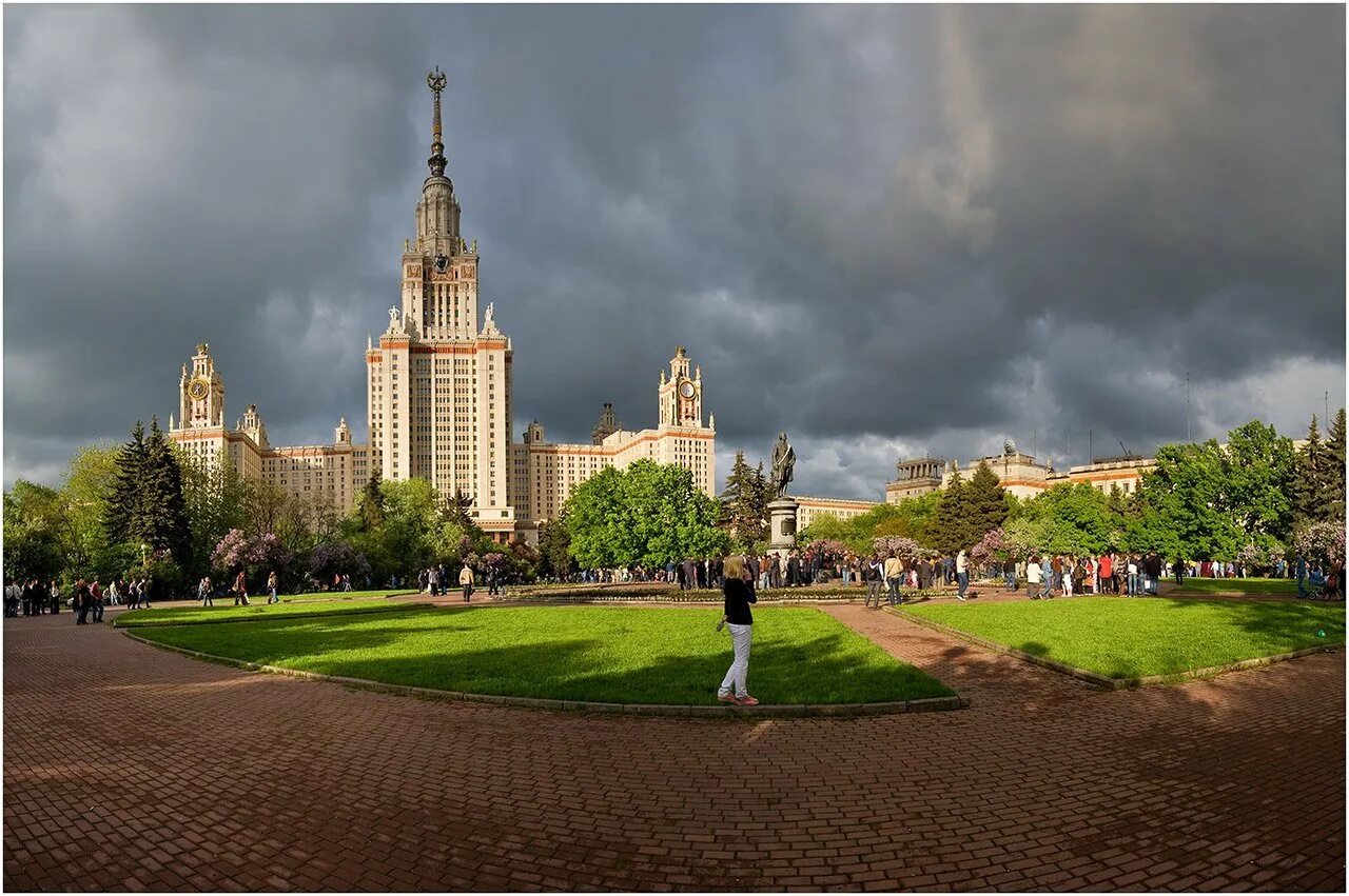 Мгу весной. Парк МГУ Москва. Воробьёвы горы Москва МГУ. Парк МГУ на Воробьевых горах. Площадь МГУ.