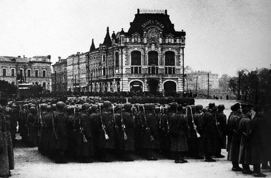 т-34 горьковский пионер. нижний новгород в 1941 году. освобождение новгорода 1944. кремль нижний новгород выставка военной техники. нижегородский кремль во время великой отечественной войны.
