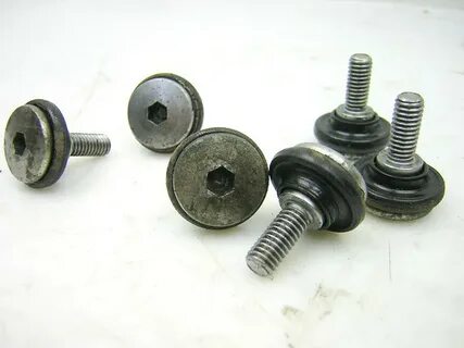 Болт крышки гбц