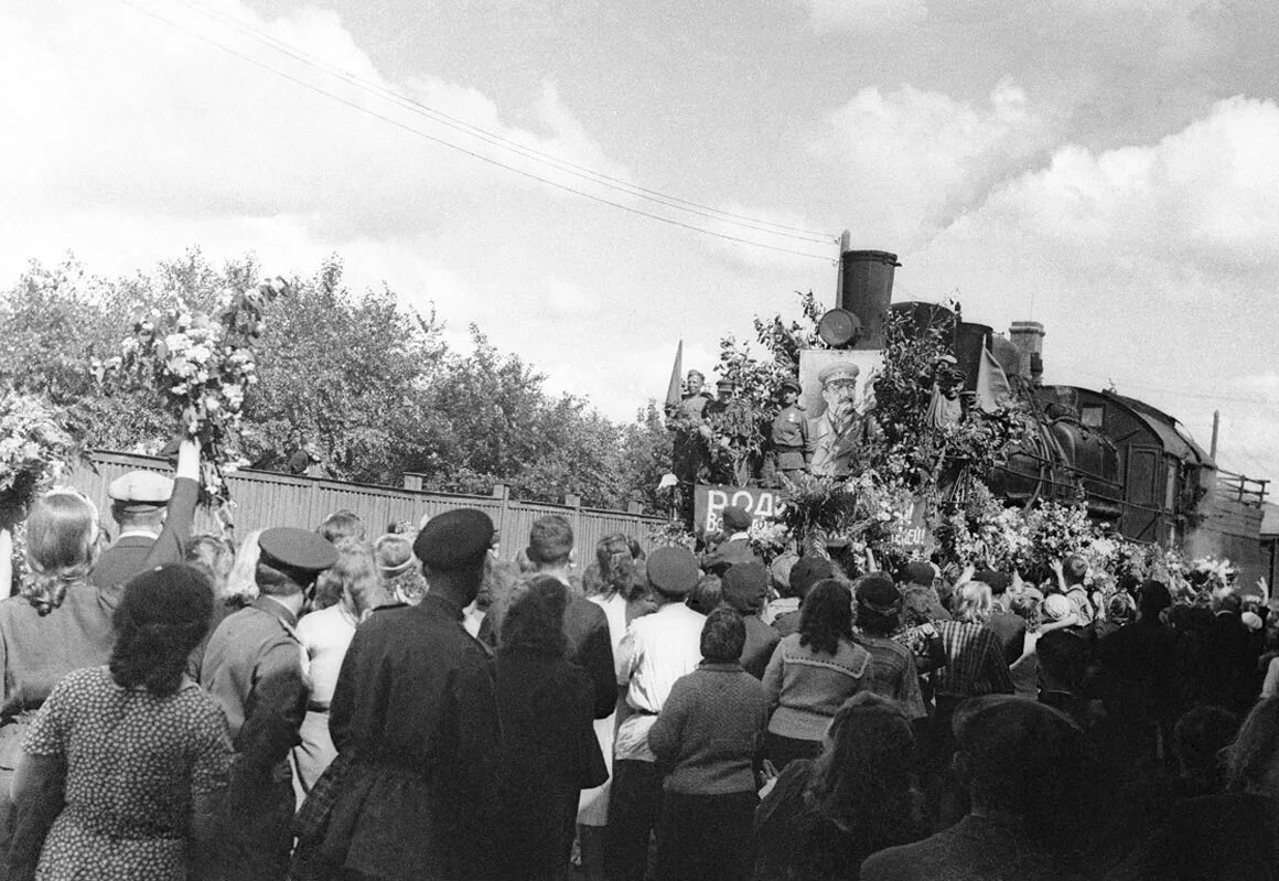 Встреча поезда Победы 1945. Встреча воинов-победителей на белорусском вокзале 1945. Поезд Победы 1945 белорусский вокзал. Эшелон Победы 1945. 9 мая вокзал