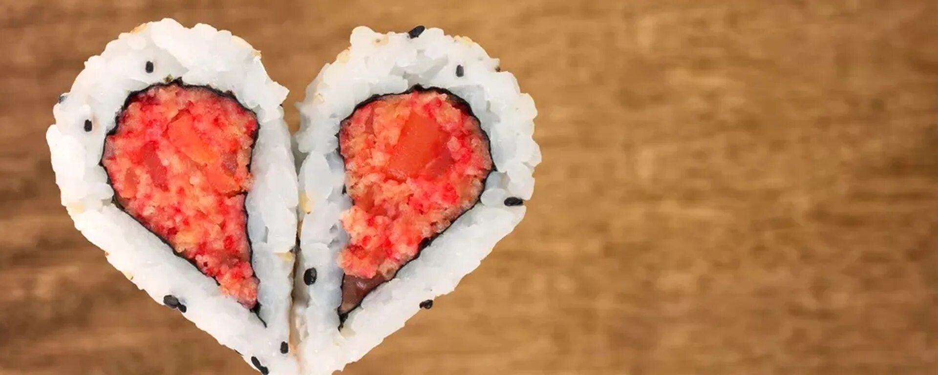 Сердечко из роллов. Роллы сердечком. Суши сердцем. Суши сердечком. Роллы в виде сердца.