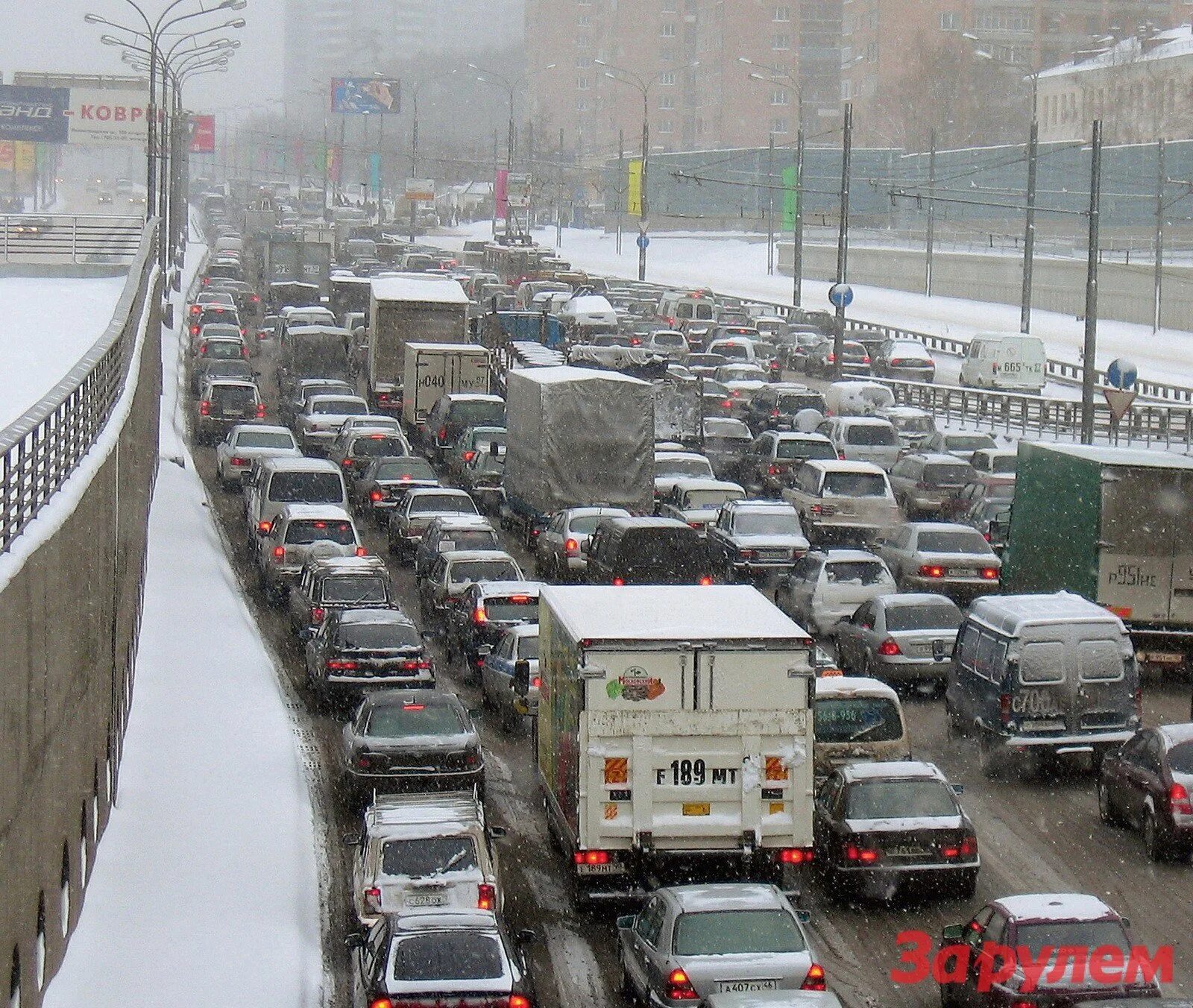 Где сейчас пробки. Затор на дороге зимой. Пробки на дорогах зимой. МКАД зимой пробки. Пробки на дорогах Москвы.