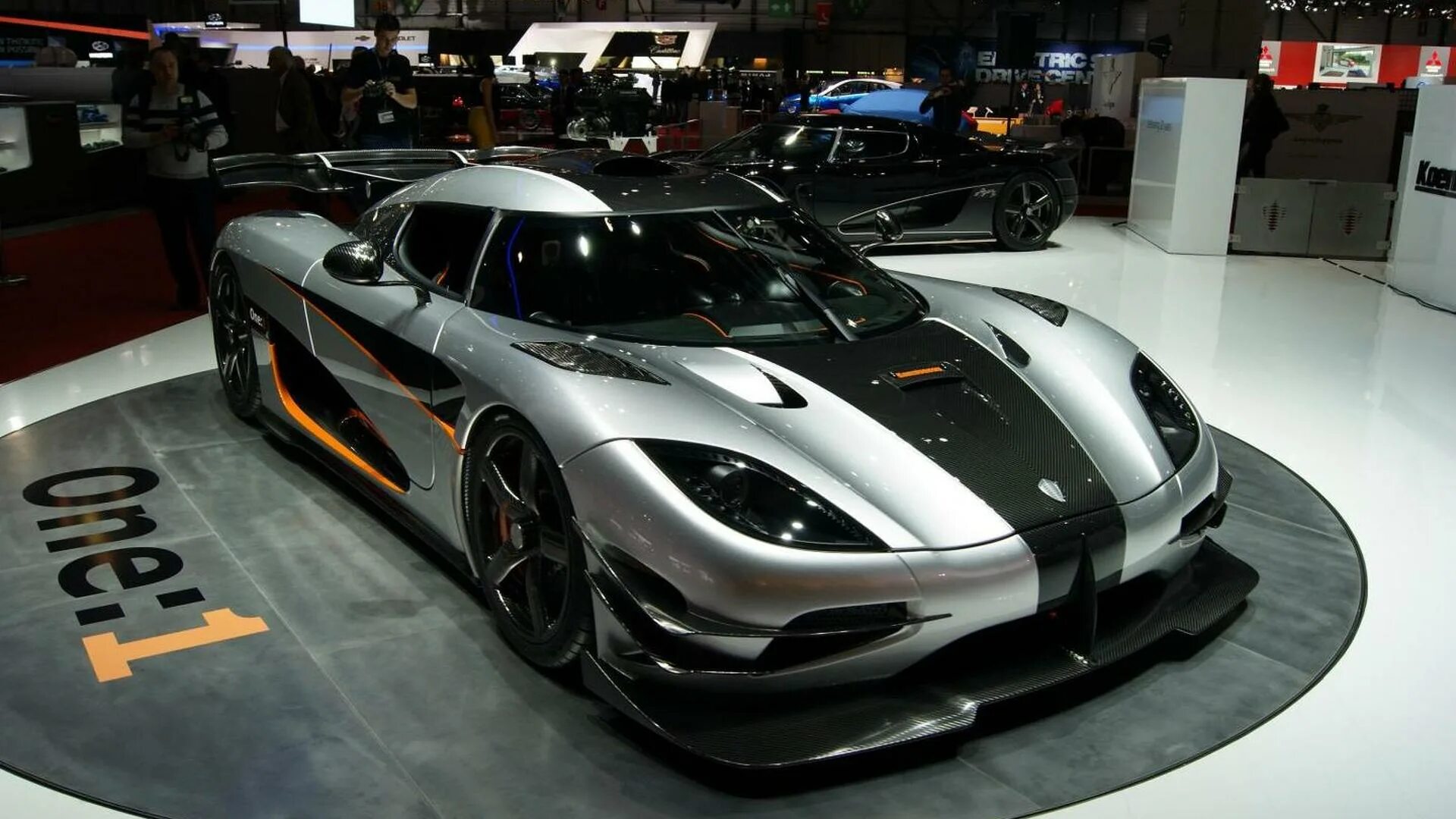 Koenigsegg one:1. Koenigsegg Agera one 1. Спорткар Koenigsegg one 1. Кенигсегг АГЕРА фирма.