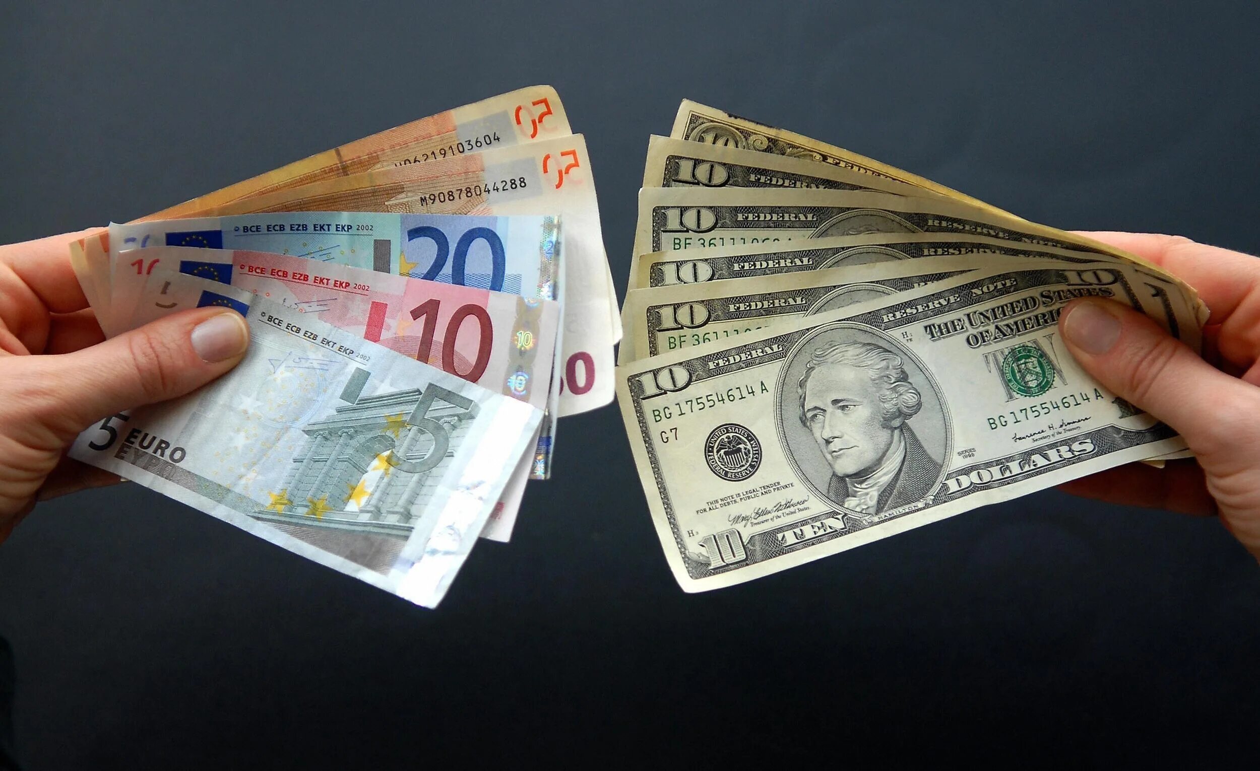 Обмен валют доллар евро. Иностранная валюта. Доллар и евро. Валюта картинки. Доллар евро рубль.