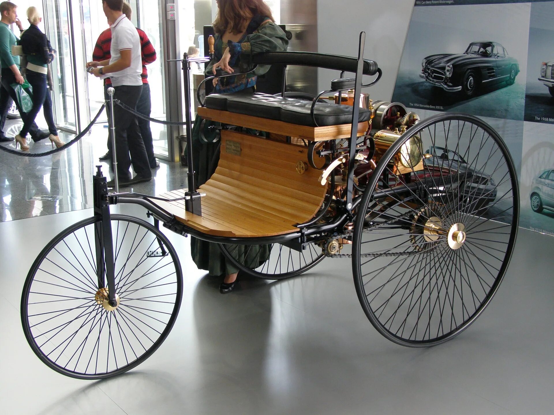 Первые машины название. Первый Мерседес Бенц 1886. Benz Patent-Motorwagen 1886 двигатель. Benz Patent-Motorwagen 1886 года.