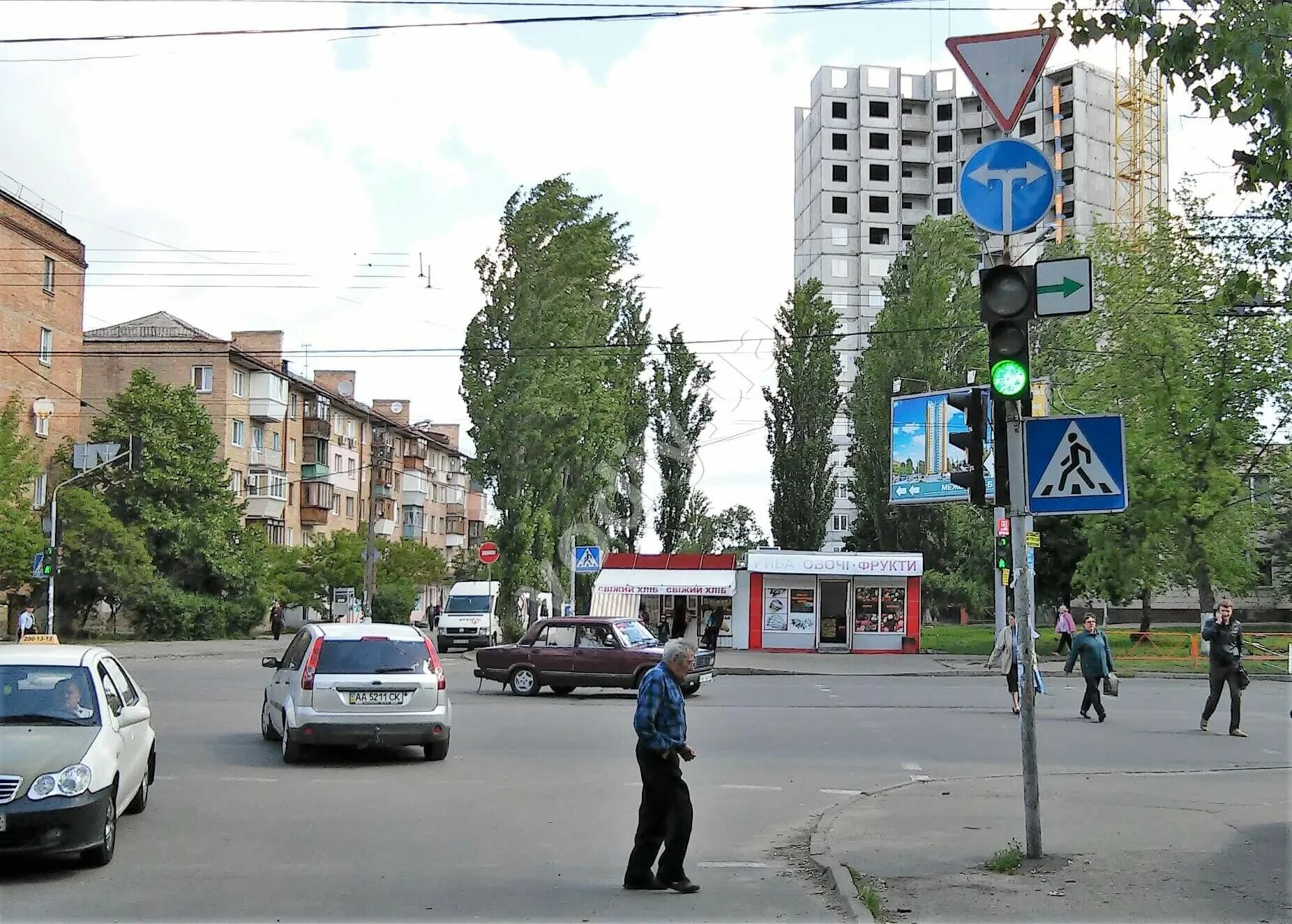 1. Знак движение прямо и главная дорога. Знак 4. Дорожный знак движение прямо или налево. 2 движение направо.