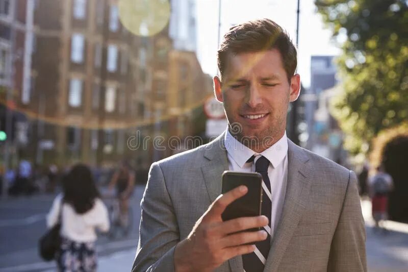Look at you playing with your. Бизнесмен идет. businessman walking phone. man looking at camera. чел переписывается сам с собой.