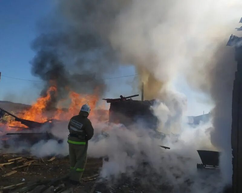 Пожары в Бурятии сейчас. В Бурятии сожгли село. В сгоревшем доме Байкал-Daily. Сожнли банерна площади Улан-Удэ.