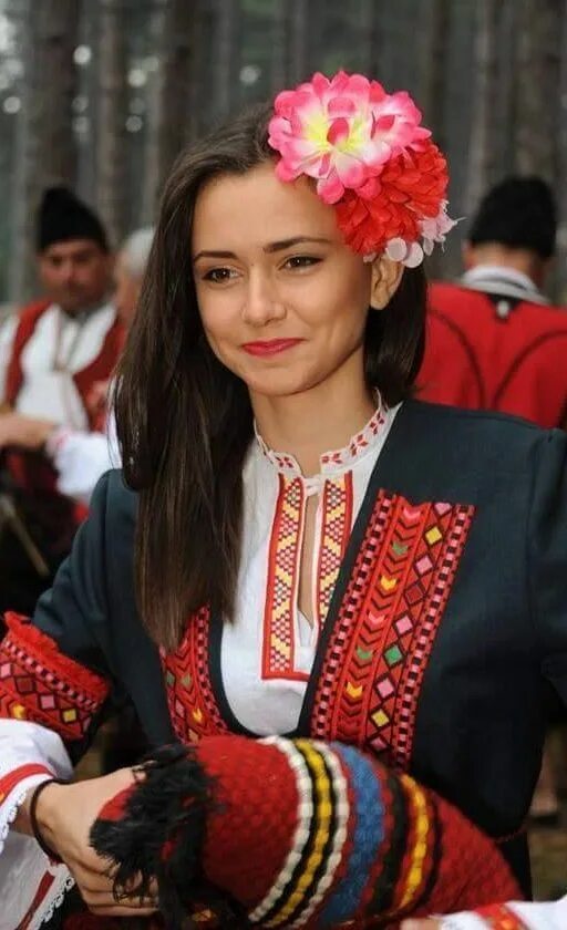 Болгарские девушки. Болгарские девушки. Славянская красота девушек. Девушка в болгарском костюме. Молдавские девушки.