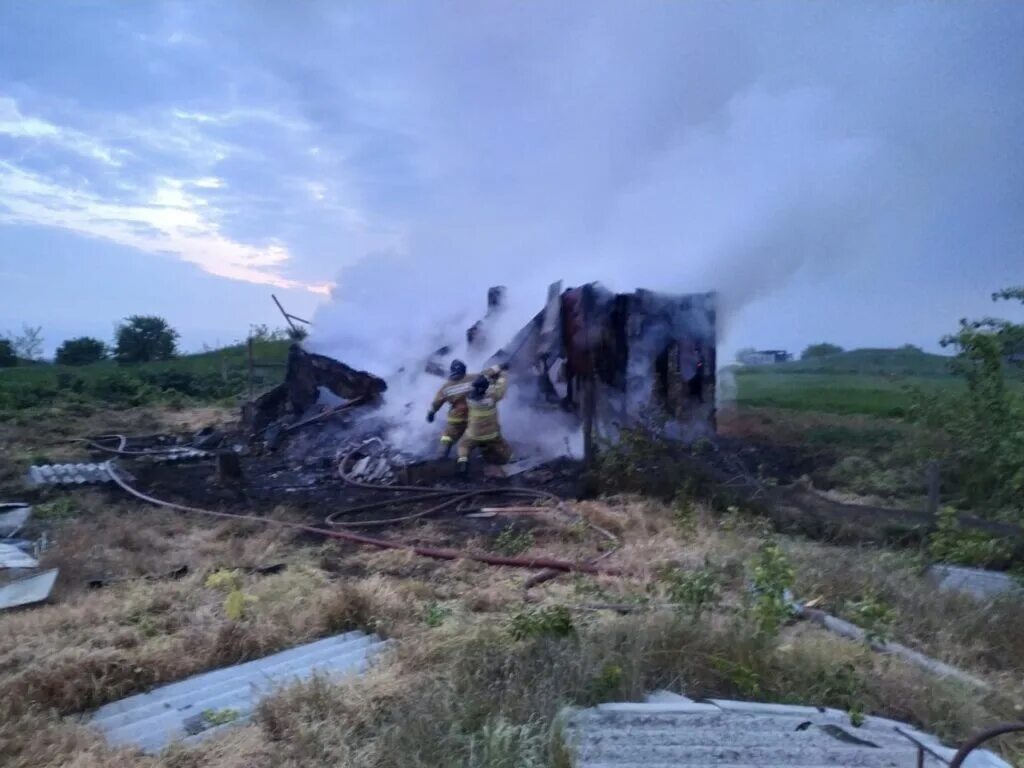 Пожар на кропоткина. Пожар в Темижбекской. Сгорел дом в Темижбекской. Пожар в Краснодарском крае. Старая станица пожар.