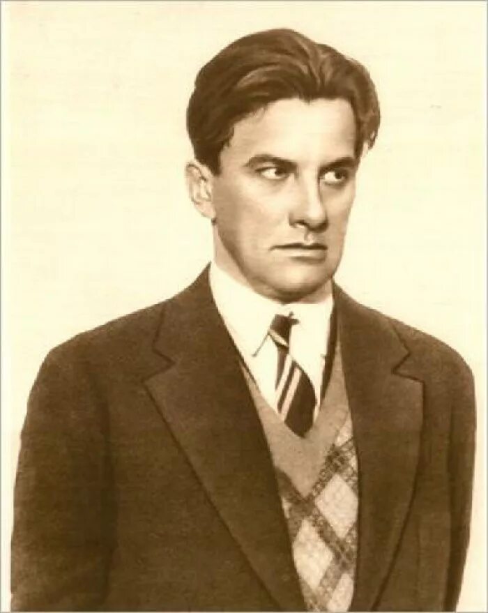 Маяковский. Владимир Владимирович Маяковский (1893—1930). Поэты 20 века Маяковский. Владимир Маяковский портрет. Русские Писатели Маяковский.