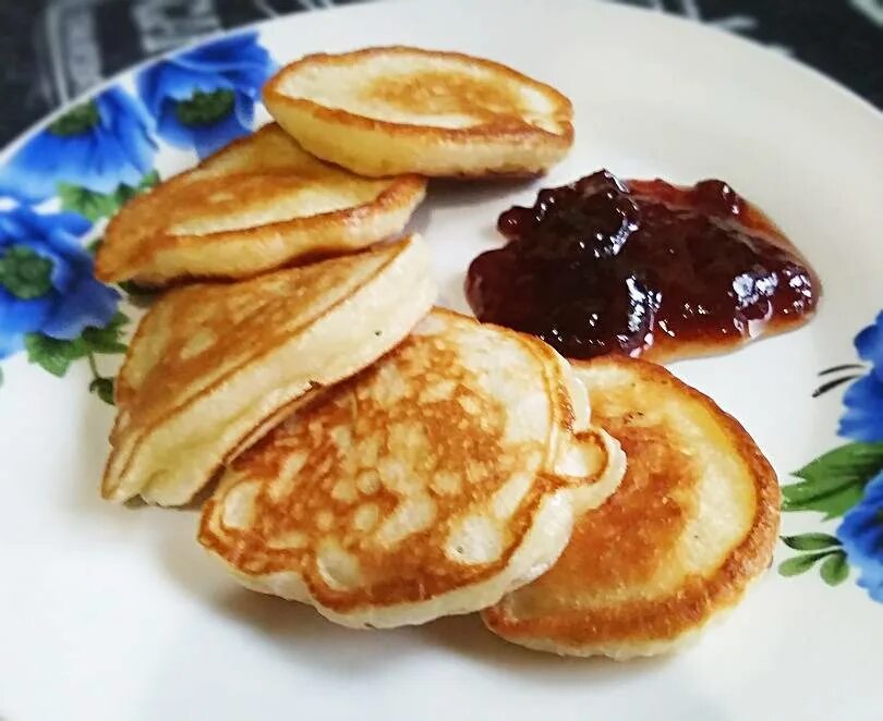 Оладьи дрожжевые пышные. Как приготовить постные оладьи. Постные оладьи. Постные яблочные оладьи. Оладьи.