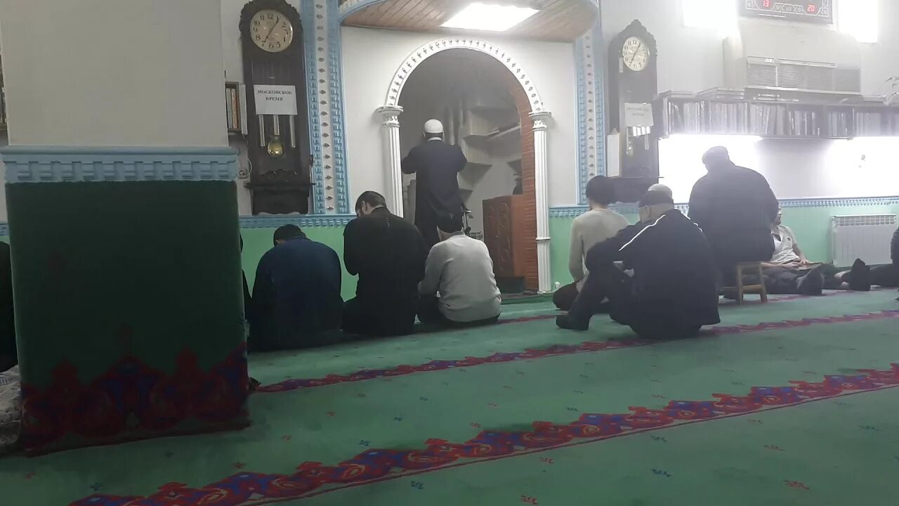 Намаз сунжа. Азан в Астрахани красная мечеть. Намаз в мечети ночной. Намаза красная мечеть 2020. Азан в церкви.
