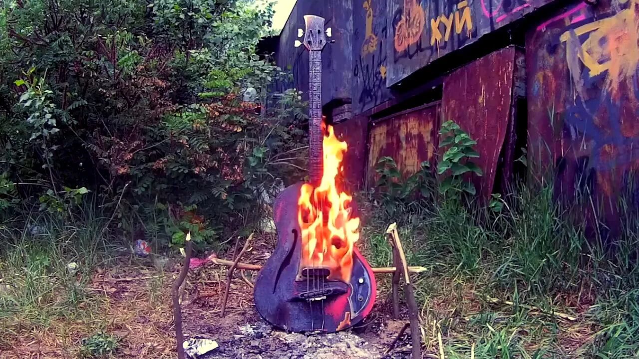 Гитара сгорела. Обгорелая электрогитара. Сожженная гитара. Сгоревшая гитара. Сгоревшая бас гитара.