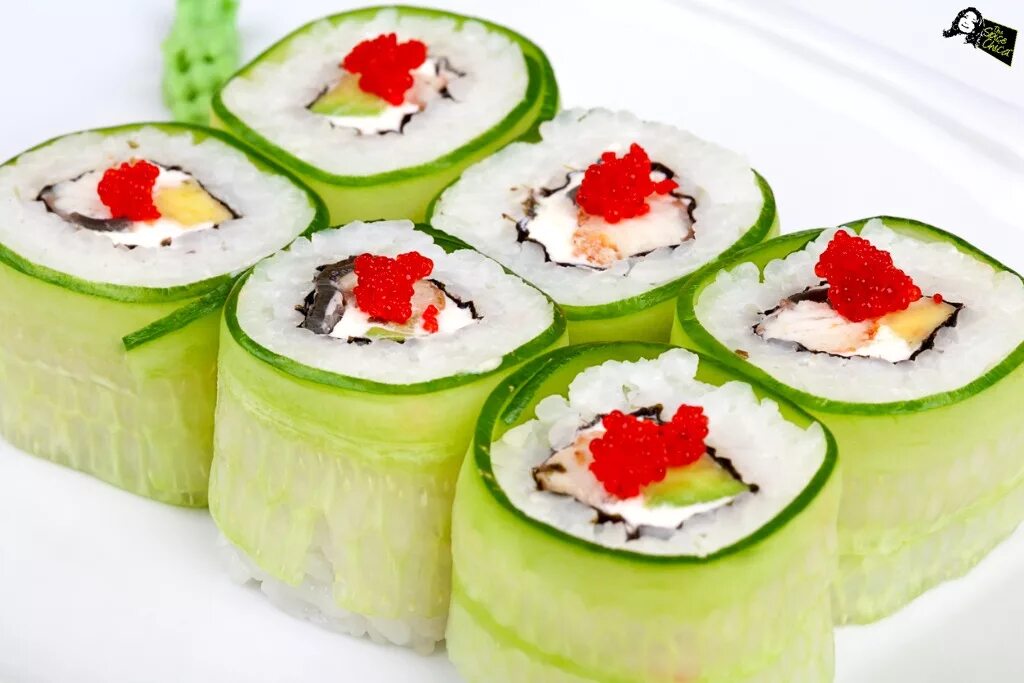 Огуречно творожный ролл. Роллы из огурца. Рулетики из огурца. Ролл в огурце с икрой. Рулетики из огурцов с начинкой.