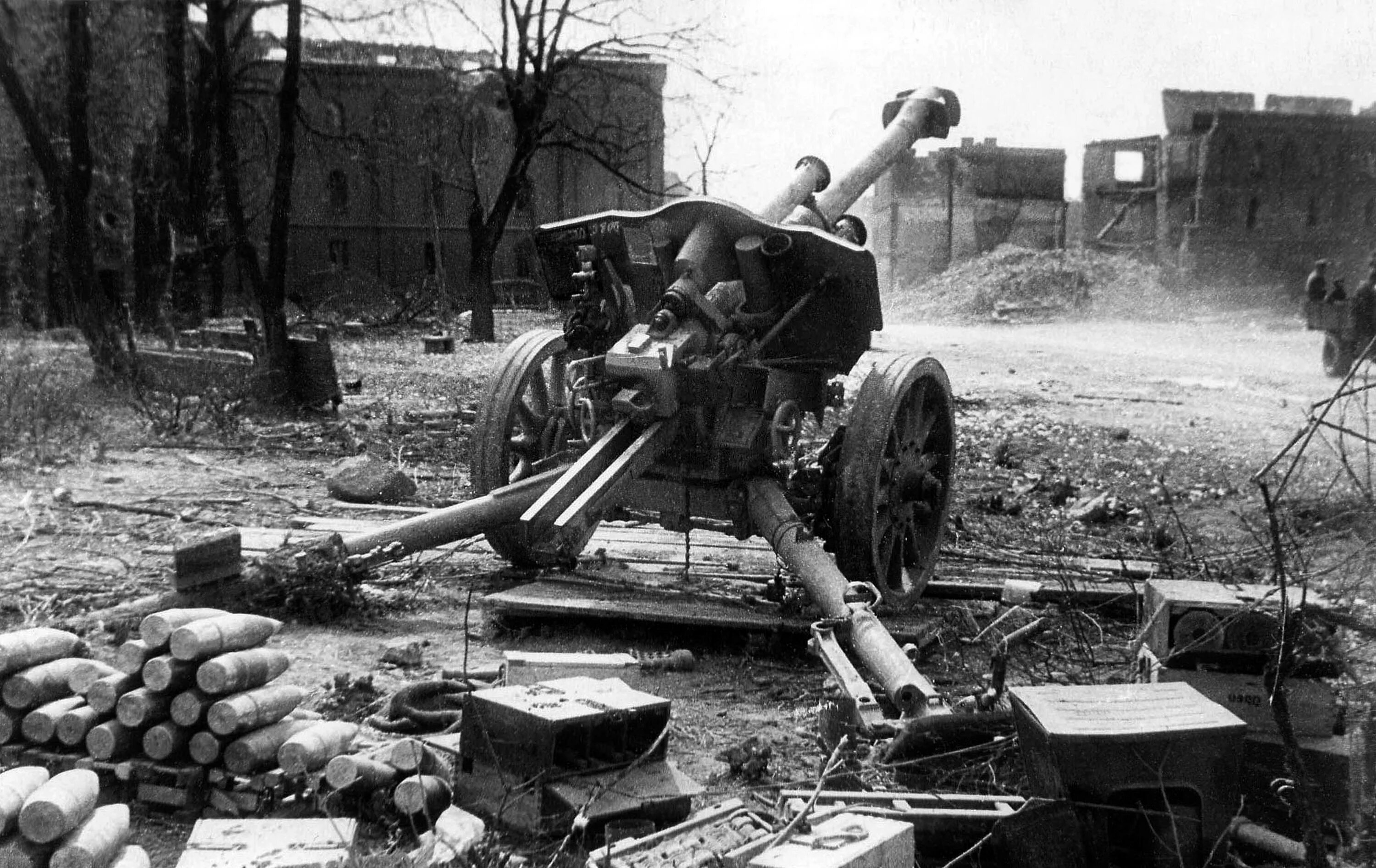 Артиллерист во время войны. LEFH 18 гаубица. Штурм Кенигсберга 1945. 105-Мм гаубица LEFH 18. Немецкая 105 мм гаубица.