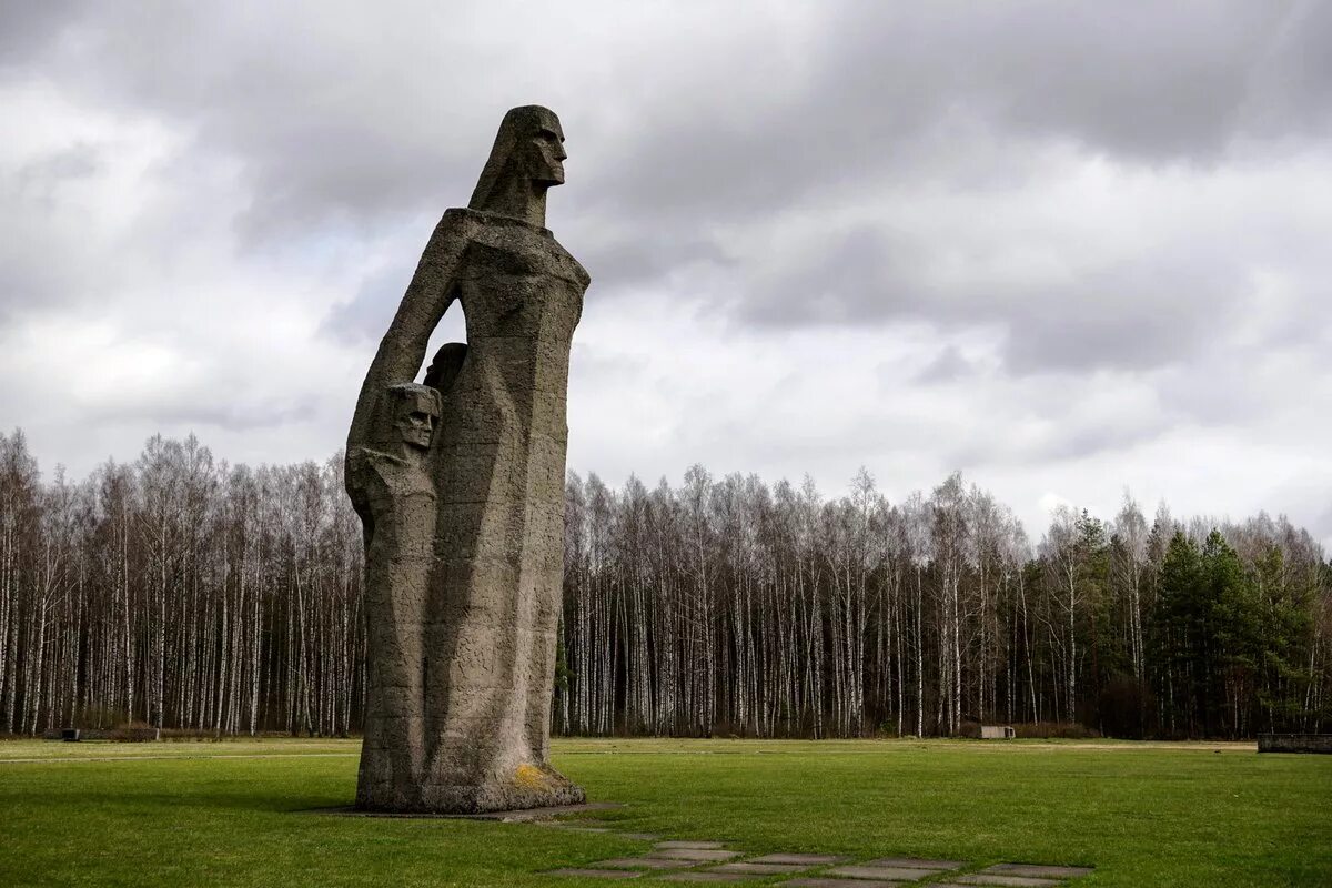 Саласпилсский концлагерь. Латвия мемориал Саласпилс. Саласпилс концлагерь мемориал. Мемориал лагеря Саласпилс концентрационный лагерь. Памятник Саласпилс детский концлагерь.