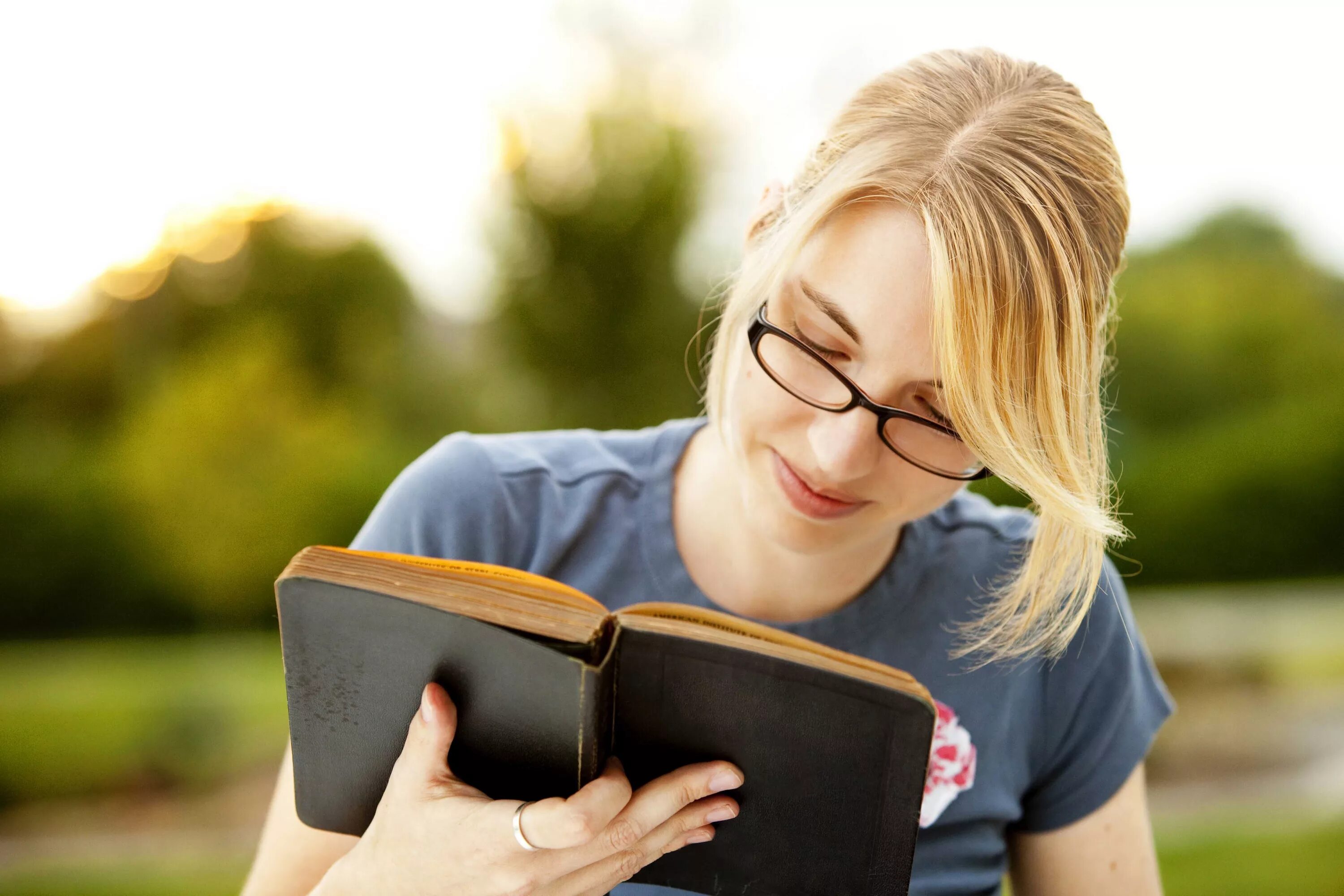 She often reads books. Чтение книг. Чтение г. Читает книгу. Книга человек.