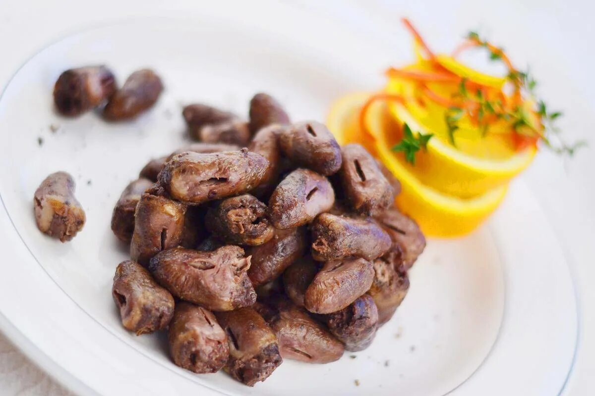 Куриные сердечки и желудки рецепт тушеные. Куриные сердечки. жареные куриные сердечки. тушеные куриные сердечки.