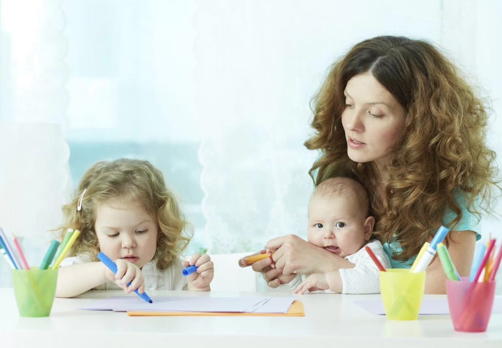 присматривать за детьми. ня. няня. няня для ребенка. нянька с детьми.