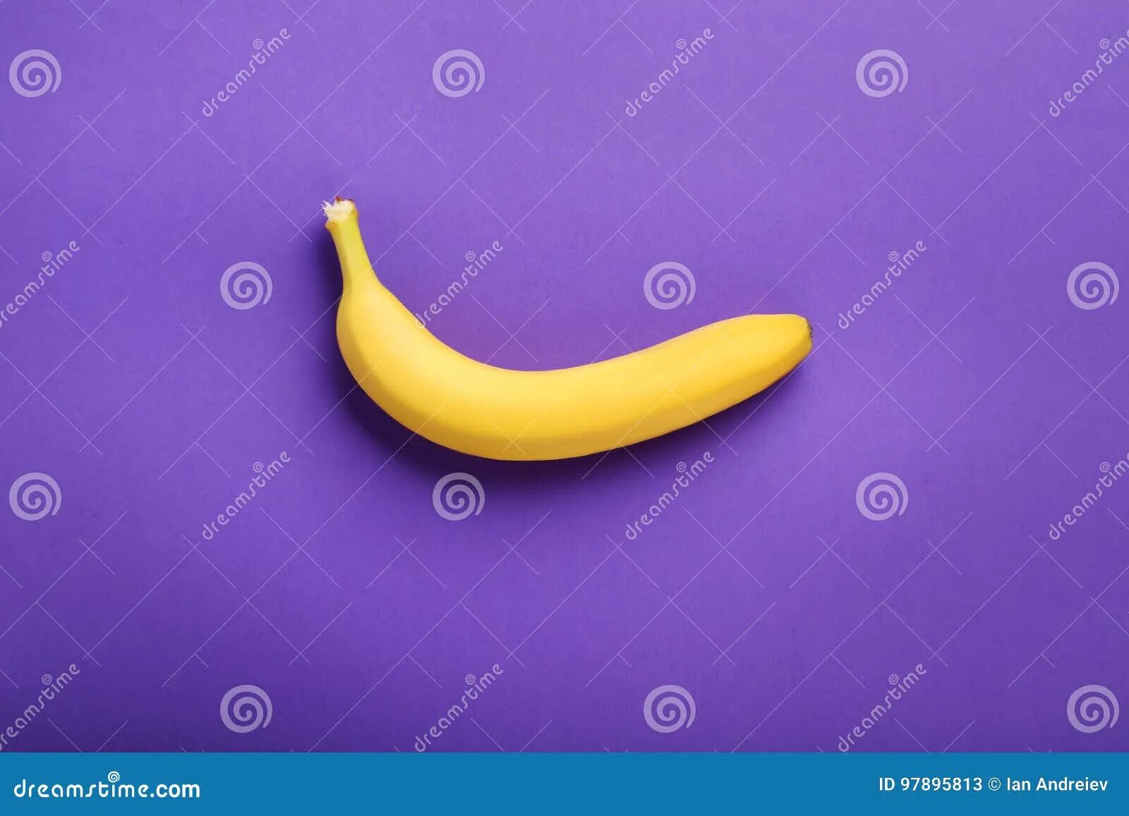 Фиолетовый банан. Банан на фиолетовом фоне. Сиреневый банан. Сладкий банан. Свит банана