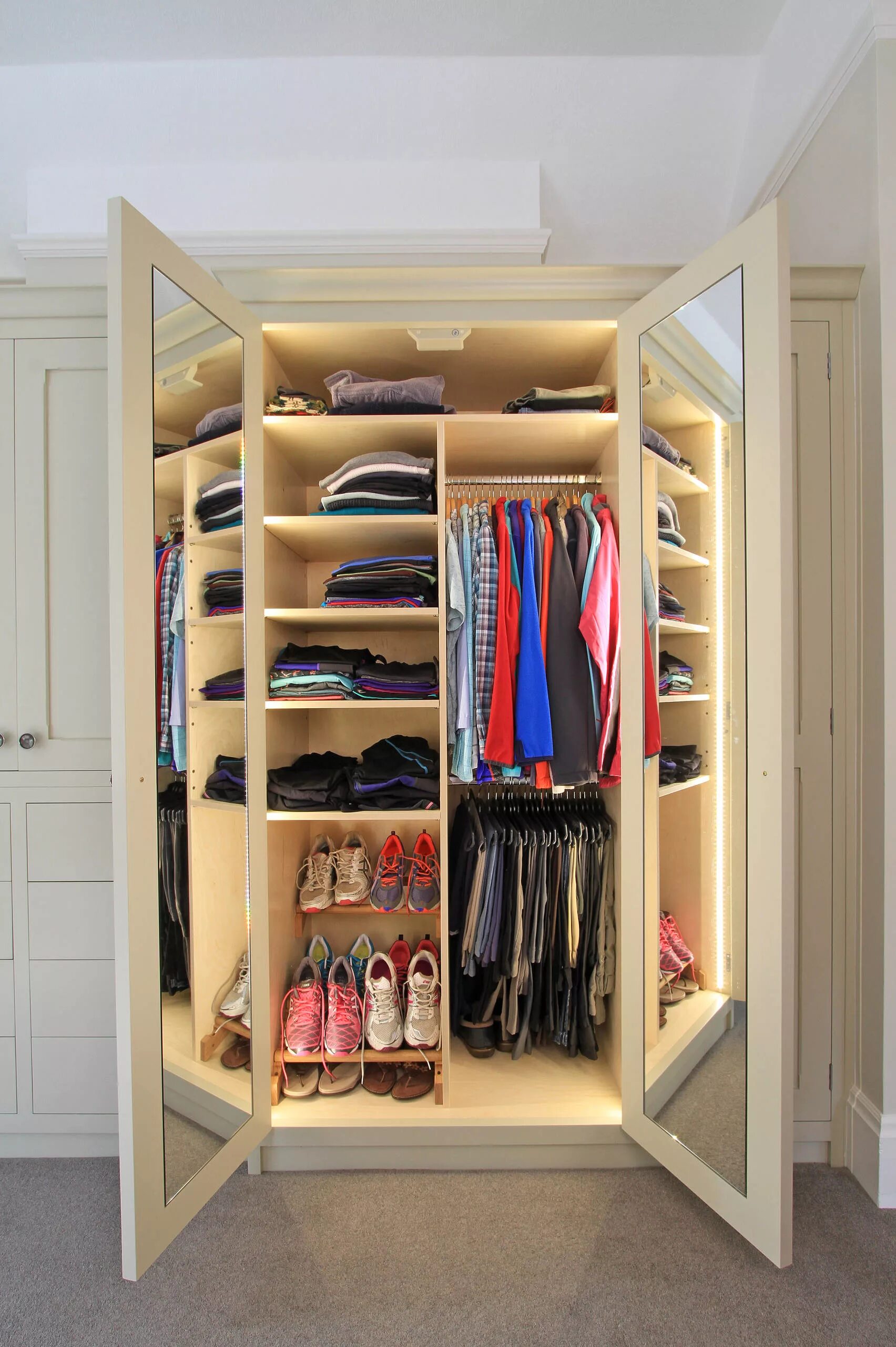 Шкафы какое удобно. Удобный шкаф для одежды. Шкаф мини гардеробная. Гардеробные комнаты. Маленькая гардеробная комната.