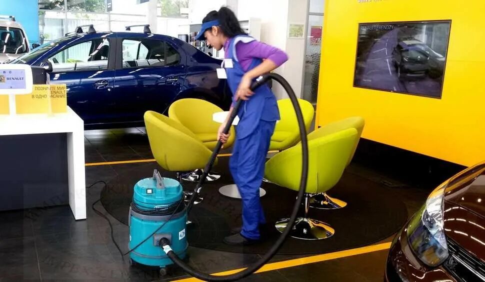 Уборщица в автосалон. Уборщики в автосалоне. Уборщики в автосалоне. Уборщики автосервиса. Клининг автосалона.