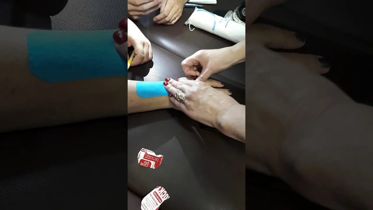 Тейпирование после перелома. Тейпирование лучезапястного сустава. тейпирование кисти и мизинца. тейпирования большого пальца руки. тейпирование большого пальца руки.