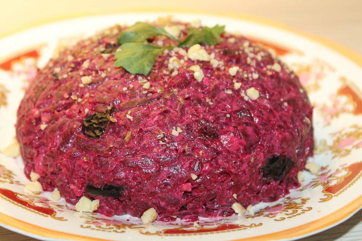 Свекольный салат с черносливом. Как приготовить салат из свеклы с черносливом. Салат из свеклы с черносливом орехами и чесноком. Свекольный салат с грецкими орехами и черносливом. Салат из свёклы с черносливом и грецким орехом.