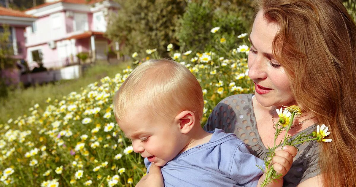Старушка с клюкой. Бабушка в поле. Женщина травница. Бабушка в поле отдыхает. Бабушка косит траву.