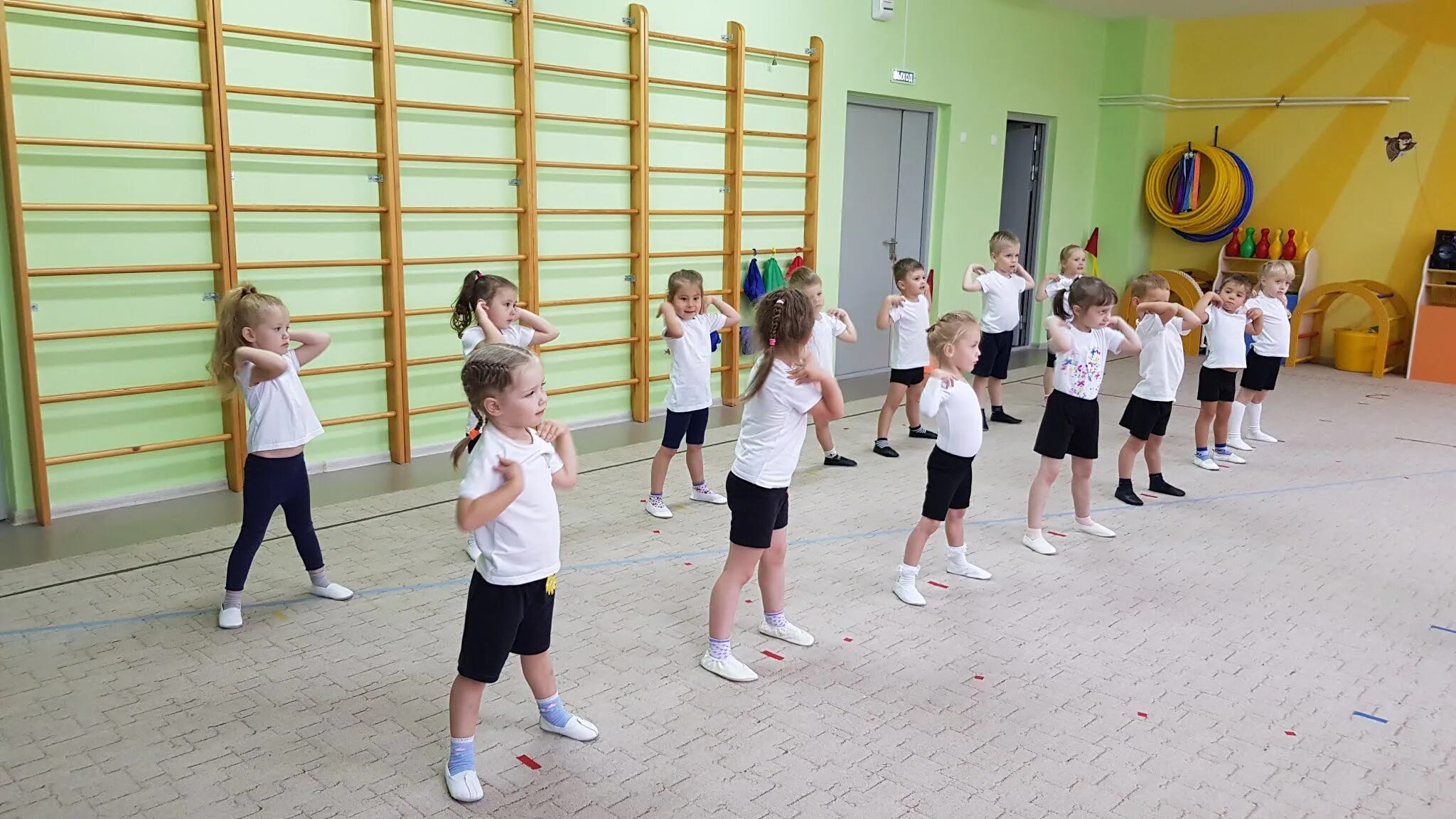 Физкультурное занятие в средней группе. Прыжки на двух ногах детский сад. Физкультура в группе раннего возраста. Физкультурное развлечение в старшей группе. Физкультурные занятия в помещении.