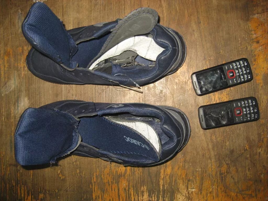 Замаскированные телефоны. Обувь для осужденных. Обувь в колонии. Обувь в СИЗО. Ботинки комбинированные для осужденных.