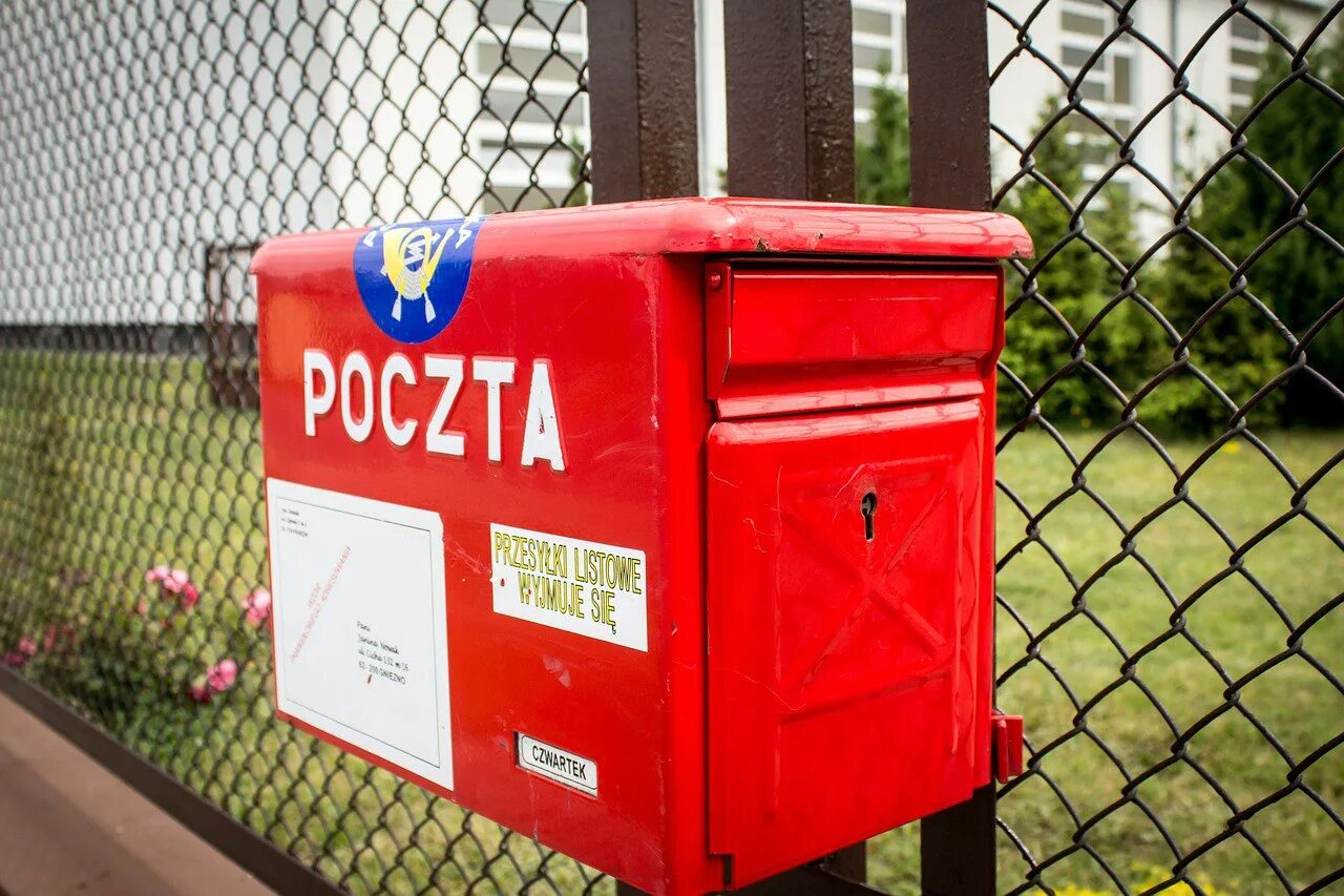 Почтовые ящики в россии. Почтовый ящик. Почта ящик. Красный почтовый ящик. Почтовый ящик на улице.
