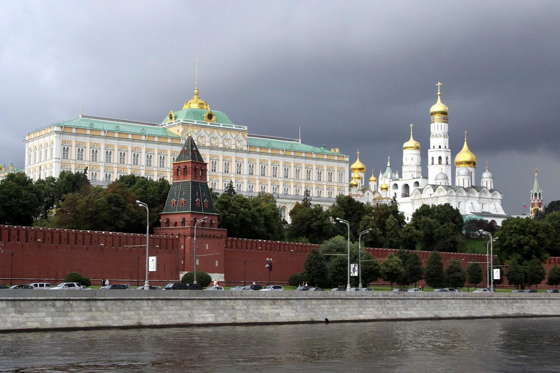 Kremlin. The Kremlin is the Heart of Moscow. Russian Kremlin. КРИМИЛ. The kremlin was built in