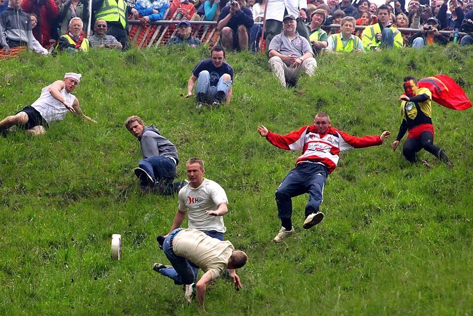 Cooper's Hill Cheese-Rolling сыр. Куперсхилдская сырная гонка, Англия. Сырные гонки (Cheese Rolling). Cheese Rolling Championship в Великобритании. Катиться кубарем