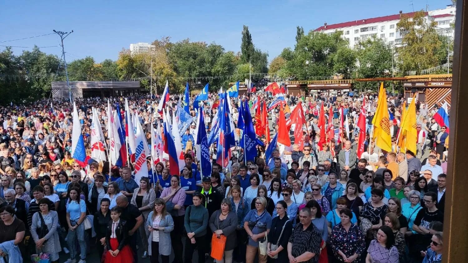 Митинги сентября. Митинг в Иркутске. Митинг в поддержку Донбасса. Девушка на митинге. Радикальные партии в России митинг.