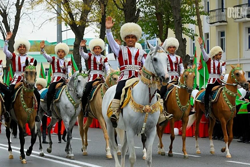 Сколько туркмен. Праздник ахалтекинского скакуна - Туркменистан. Ахалтекинские скакуны Туркменистана культура. Туркменские джигиты. Ахалтекинские кони Туркменистана.