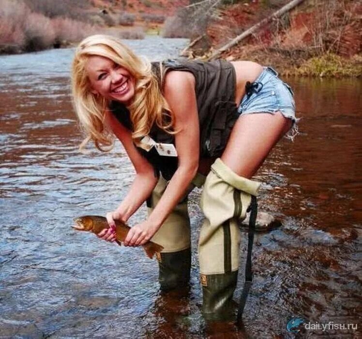 Как ловить девушку. Девушка рыбачит. Красивые девушки на рыбалке. Девушка ловит рыбу. Забавные девушки на рыбалке.