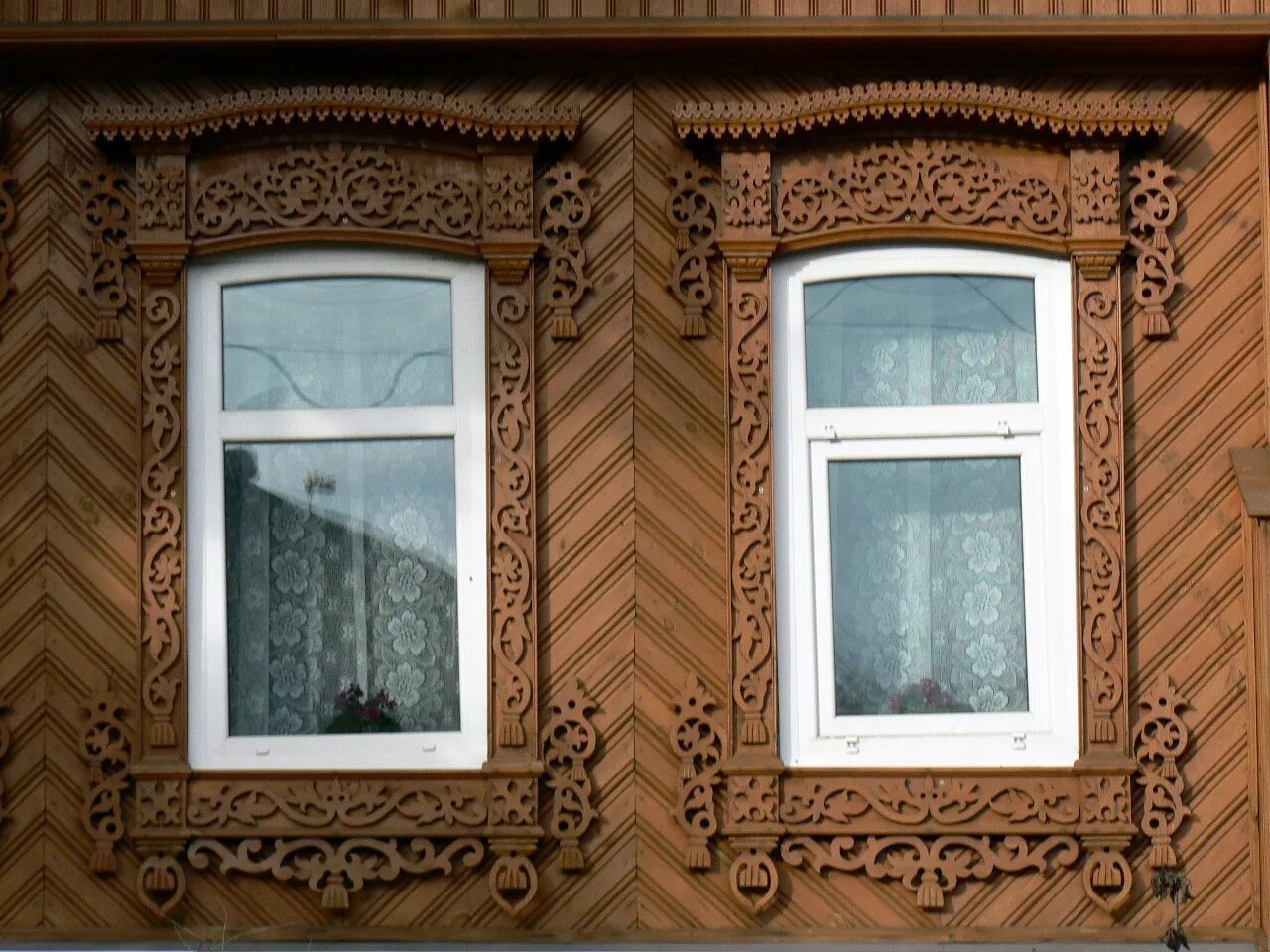 Пластиковые окна в старых домах. Владимирская пропильная резьба наличники. Наличники стиль Узорочье. Наличники Альберто. Наличники на окна.