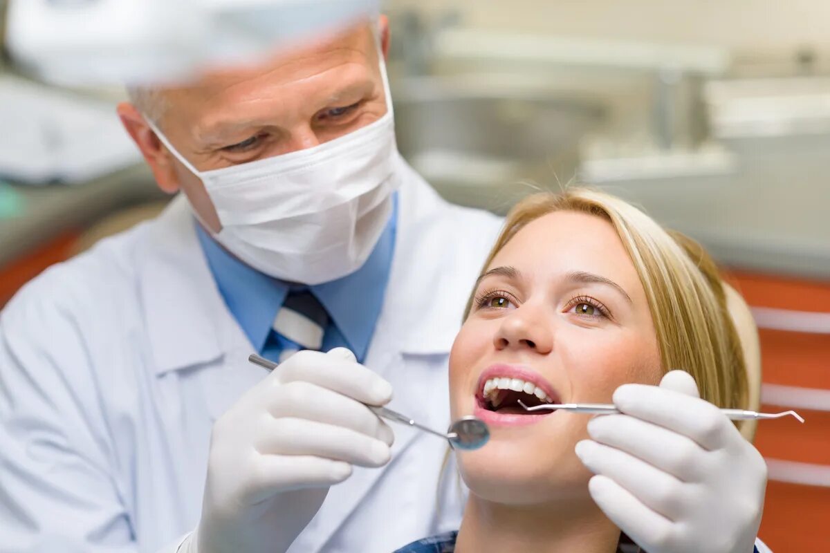 Стоматолог. Зубной врач. Стоматолог терапевт. Стоматолог и пациент. Можно вылечить зубы разом