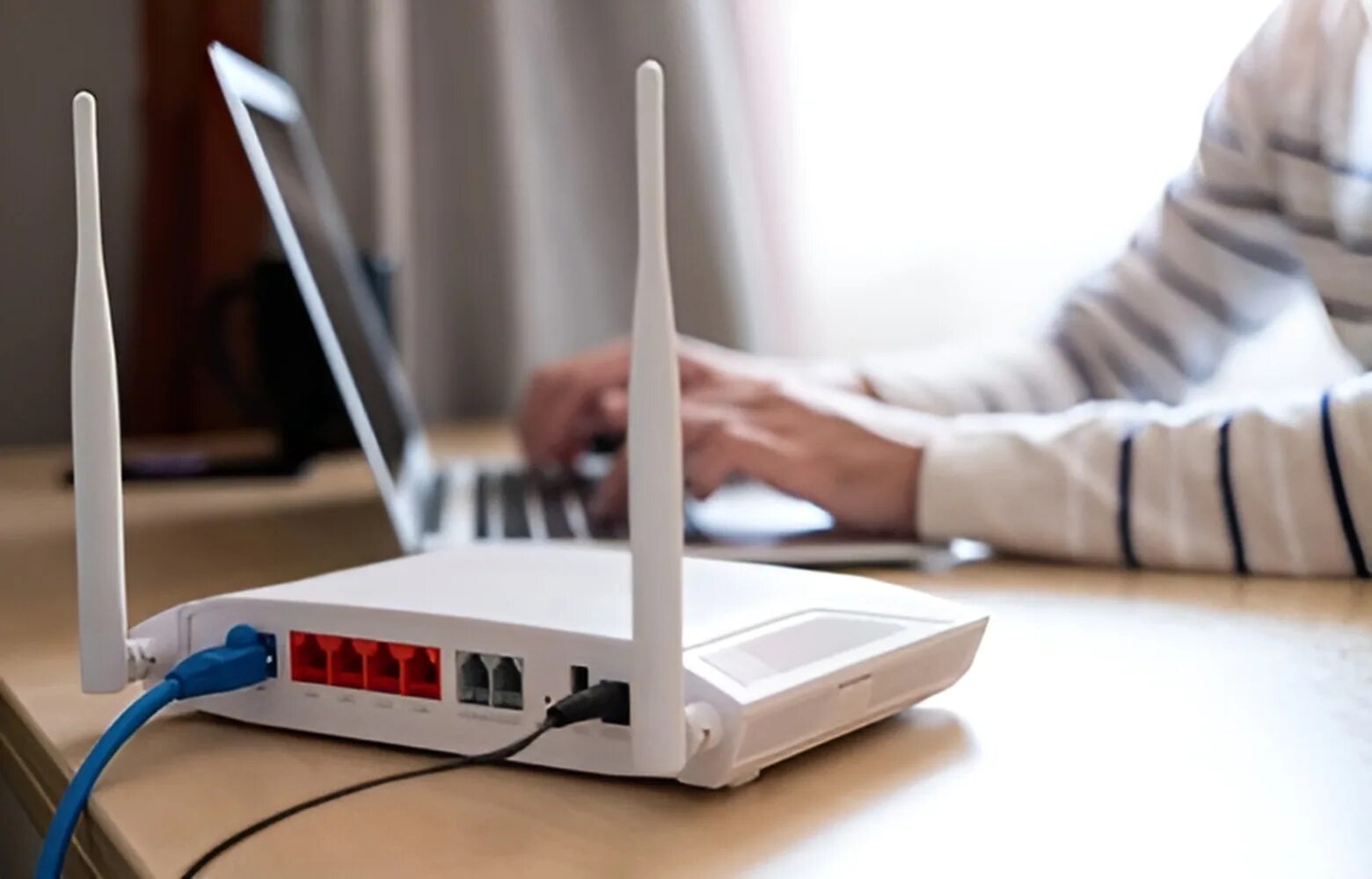 Поставить роутер дома. Роутер интернет wi-fi. домашний интернет. домашний роутер. роутер на столе.