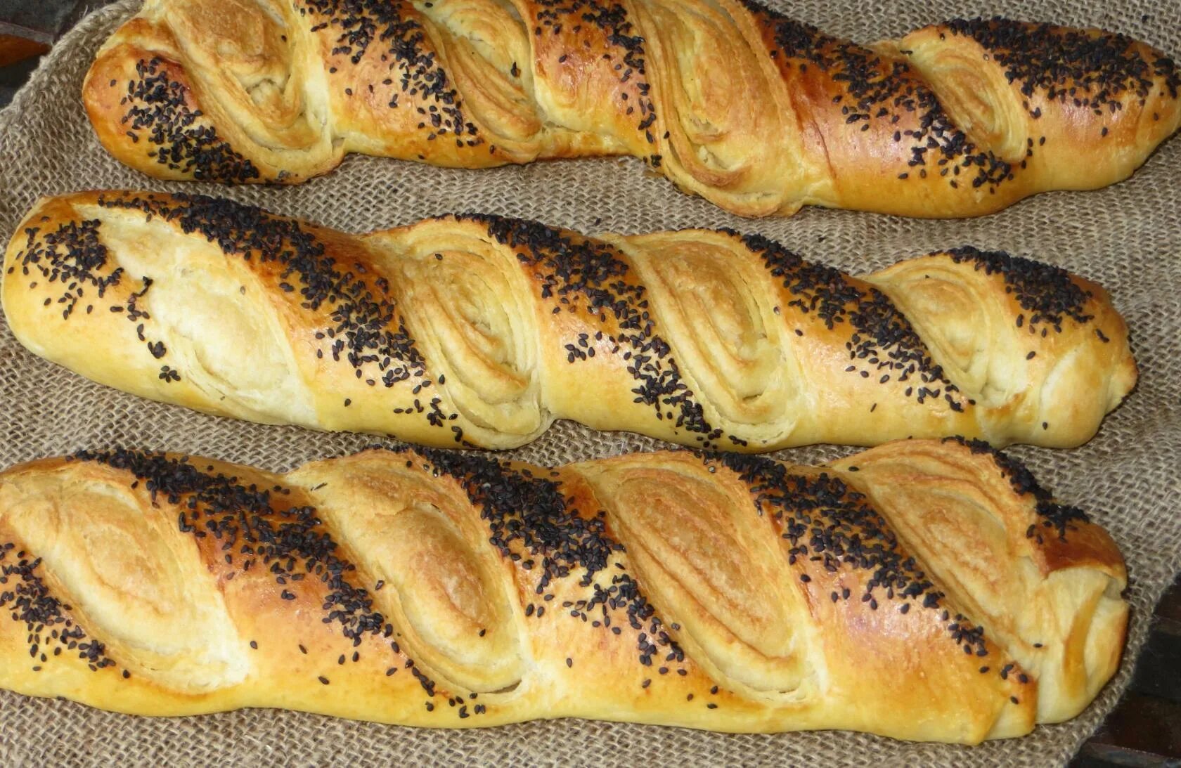 Слоёный хлеб Дагестанский. Слоеный багет. Хлеб слойка. Слоеный дрожжевой хлеб. Слоеный хлеб рецепт