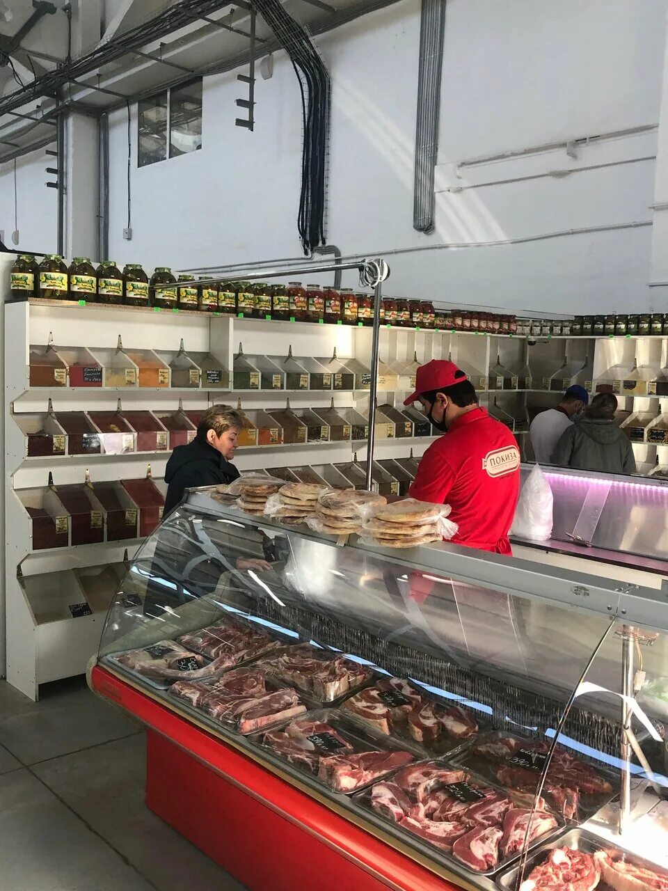 Магазин мяснов в куркино. Интернациональная 4 рязань. Фермерский мясной магазин. Магазины рязани. Колбаса покиза халяль.