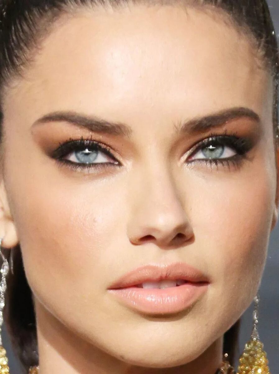 Как сделать макияж адрианы лимы A filha do Astro Boston Globe IV (DEGUSTAÇÃO) Adriana lima, Adriana lima eyes,