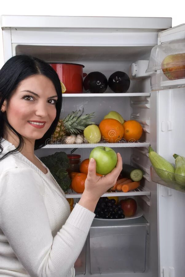 Сколько яблок в холодильнике. Женщина у холодильника. Яблоки в холодильнике. Девушка у холодильника. Заглядывает в холодильник.