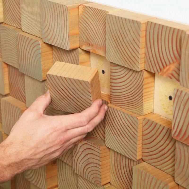 Колотая доска. Стена из деревянных брусков. Панно из деревянных брусков. Отделка стен деревянными брусками. Отделка стен брусками из дерева.